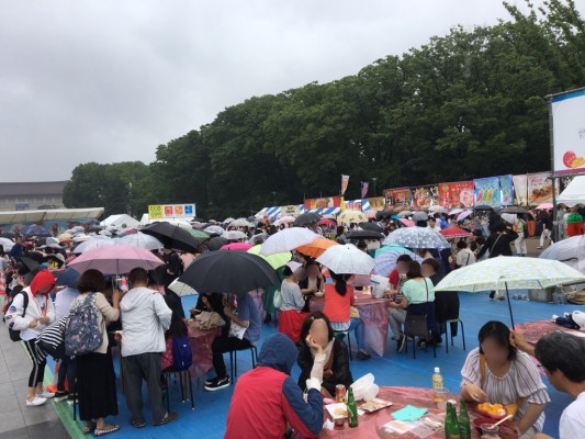 ▲「台湾フェスティバル」今朝の様子。どんなに大雨でも人の流れは途絶えませんでした。