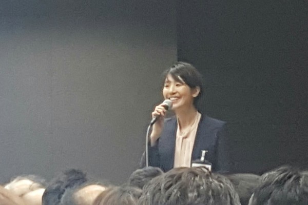 ▲インストラクターは真似したい笑顔、三越伊勢丹ヒューマンソリューションズの安藤友紀さん
