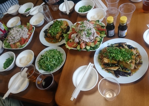 食事会では、寮生お手製の料理を囲んで語り合います。