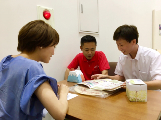 左が荒井さん、右が服部さん。