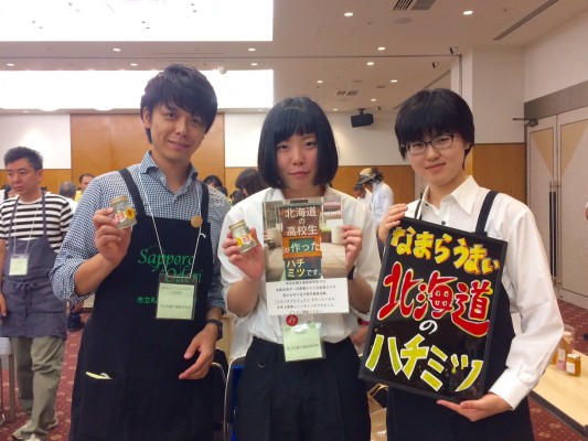 ▲北海道から販売に来ていた札幌大通高等学校の生徒さん達。