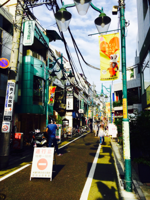 左の青色の建物がお店です。