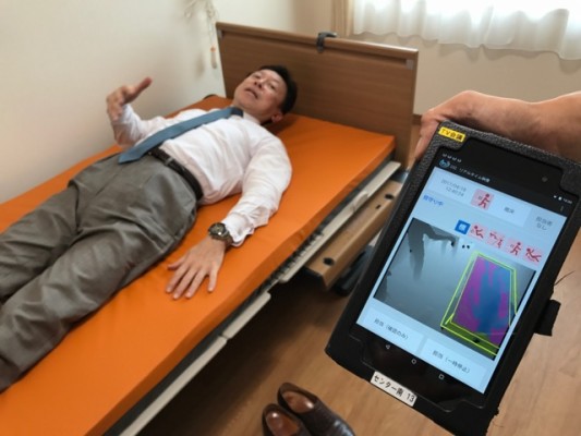 ▲体の動きに反動して危険を知らせる「見守りシステム」。森川社長が直々に実践してくださいました!