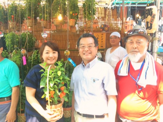 ▲鈴木さんの作ったほおずきを長年販売しているお店・横山さんの店先で。