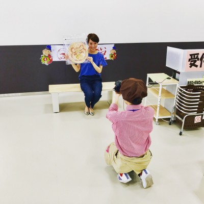 約30センチ!世界に1枚だけのオリジナルえびせんべいとパシャリ。