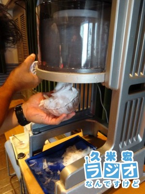 かき氷をつくり中