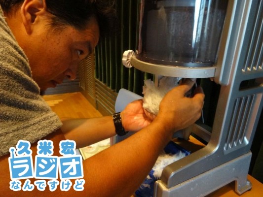 かき氷をつくり中