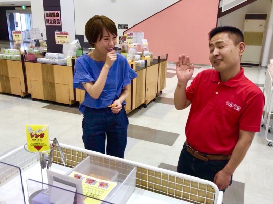 新井さんとえびせん話で盛り上がりながらも、必ず片手にえびせん。
