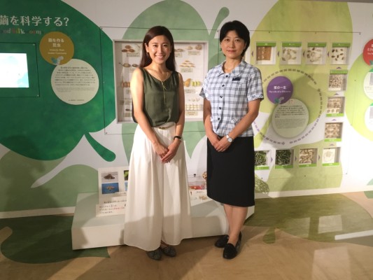 ▲飼育担当の石鍋由美子さんと