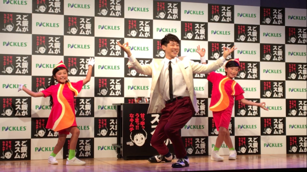▲新CMのダンスを披露される横山だいすけさん