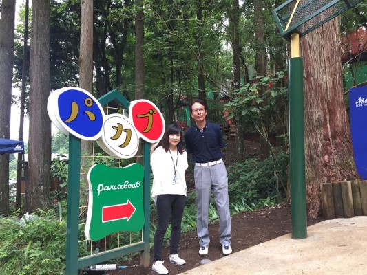 ▲内田さんとパカブ入口にて。