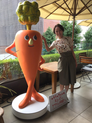 ▲モデルポーズでお出迎え!キャロラインさん。