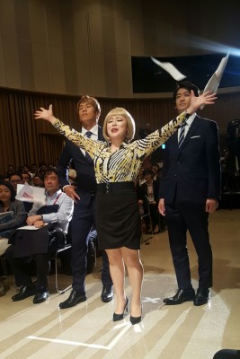 ▲舞台ではなく会場のど真ん中から派手な登場