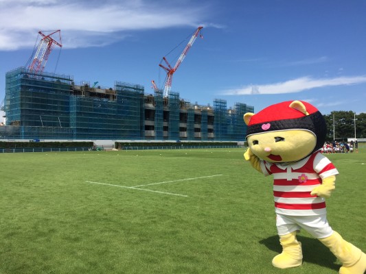 ▲熊谷市のラガーニャンと改装中のラグビー場