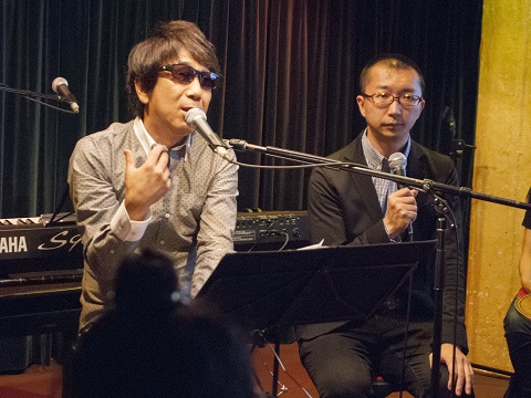 自らのいじめ体験などを語る木根さん(左)と寺井さん(右)