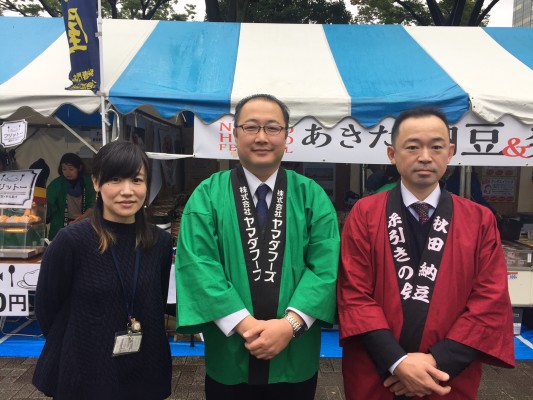 ▲代表の山田さん(真ん中)と二代目福治郎の古屋さん(右)と。