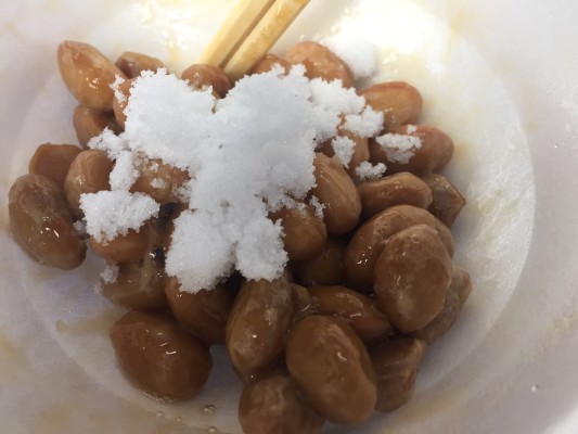 ▲秋田県では砂糖を入れて食べます。