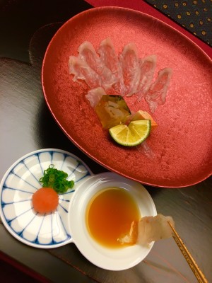 フグ用のポン酢につけ、ふぐ刺しを頂く。これすなわち幸せなり。