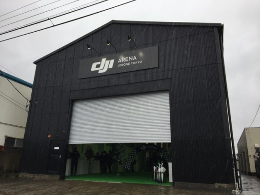 ▲「DJI ARENA by JDRONE TOKYO」の外観。吹き荒れる大雨。