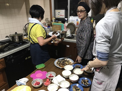 食事を作るボランティアスタッフ