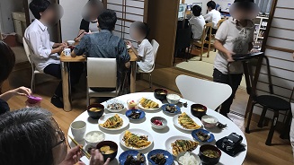 みんなで食卓を囲みます