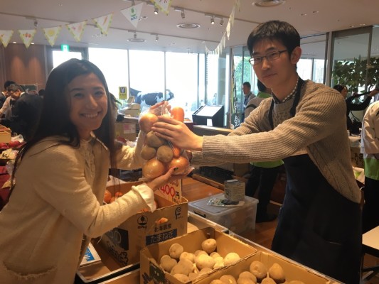 ▲生産者の方からお話を伺いながら北海道の農畜産物をお買い物♪野菜詰め放題のサービスもあります。