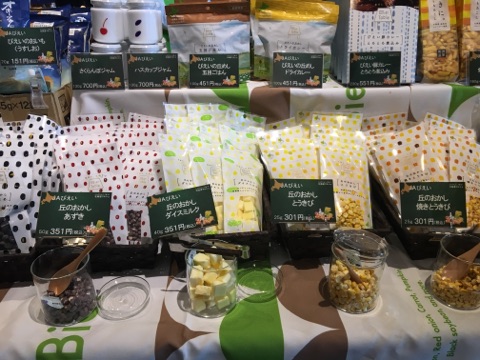 ▲北海道のフリーズドライ食品(左からあずき、バニラアイス、とうきび)