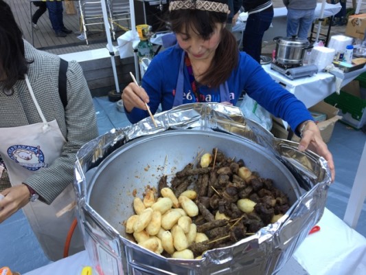 ▲中央アジアで食べられる煮込み料理「カザンカボブ」※串焼きも鍋に一緒に入っています