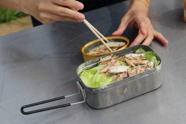 イモトのキャンプ飯 オイルサーディン丼と冷やし中華