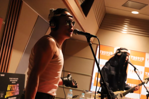 浦安魚卸売市場で働くフィッシュロックバンド 漁港のスタジオライブ