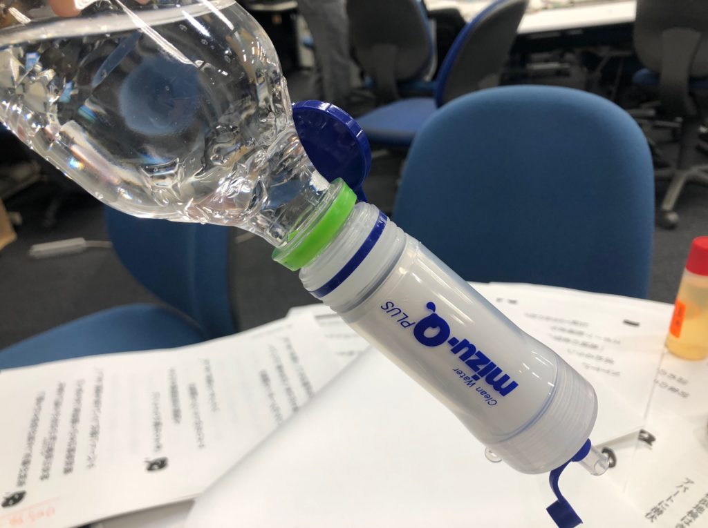 ペットボトルにつけるだけ！川の水が飲める浄水器