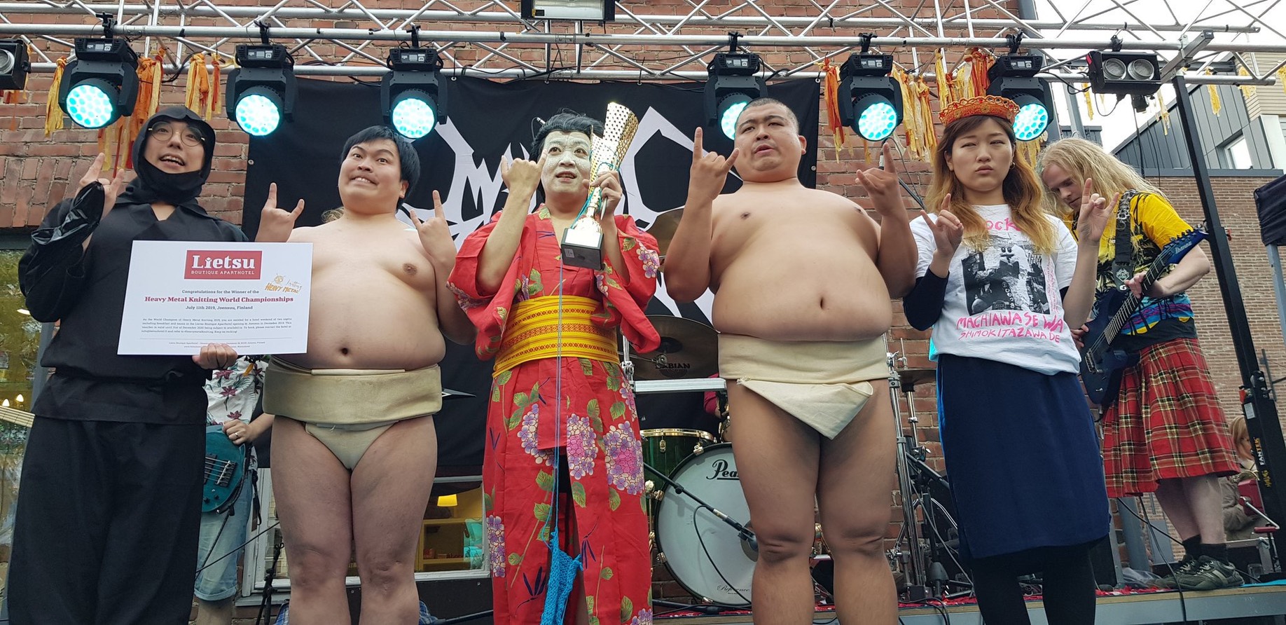 令和の怪物 うしろシティ金子 ヘヴィメタル編み物世界選手権 で見事優勝 本日放送の 星のギガボディ で喜び語る 令和の怪物 うしろシティ金子 ヘヴィメタル編み物世界選手権 で見事優勝 本日放送の 星のギガボディ で喜び語る