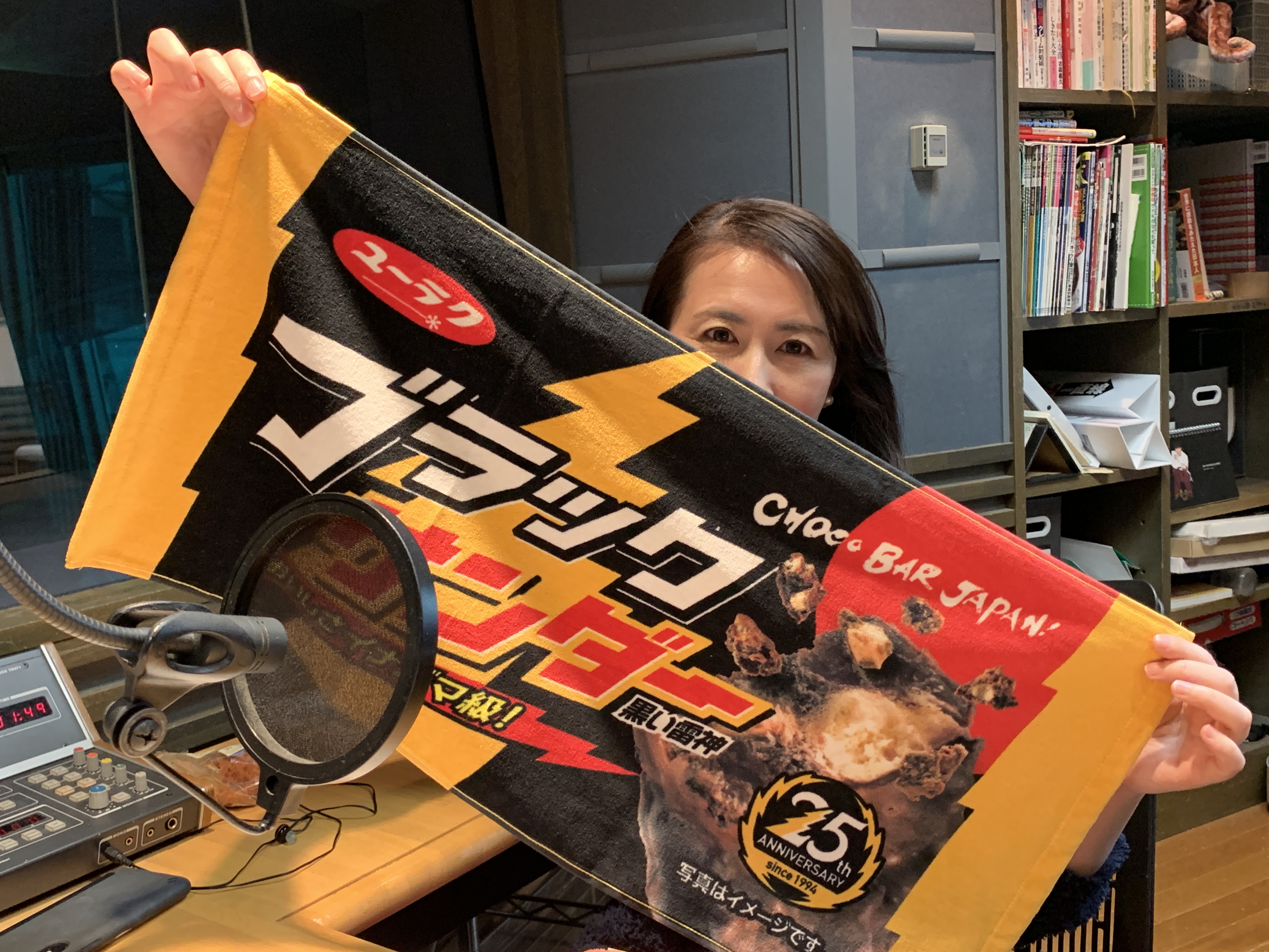 ビーン・トゥ・バー？ルビーチョコレート？そんなオシャチョコ界とは無縁の黒いヤツ。『ブラックサンダー』の最新モデルを