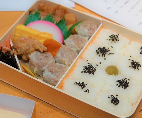 DJ松永と幸坂理加の崎陽軒シウマイ弁当の食べ方CHECK!