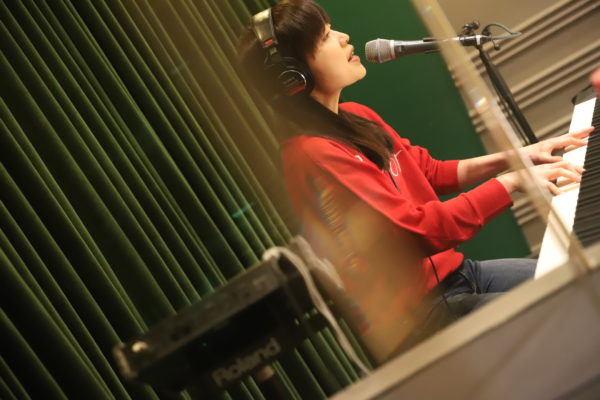 川嶋あい ピアノ弾き語りで名曲歌唱スタジオライブ あいのり曲も