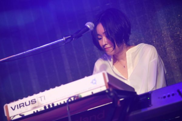 元 Aquatimez キーボーディスト Mayukoが紡ぎだすピアノインストの新世界 ライブ音源