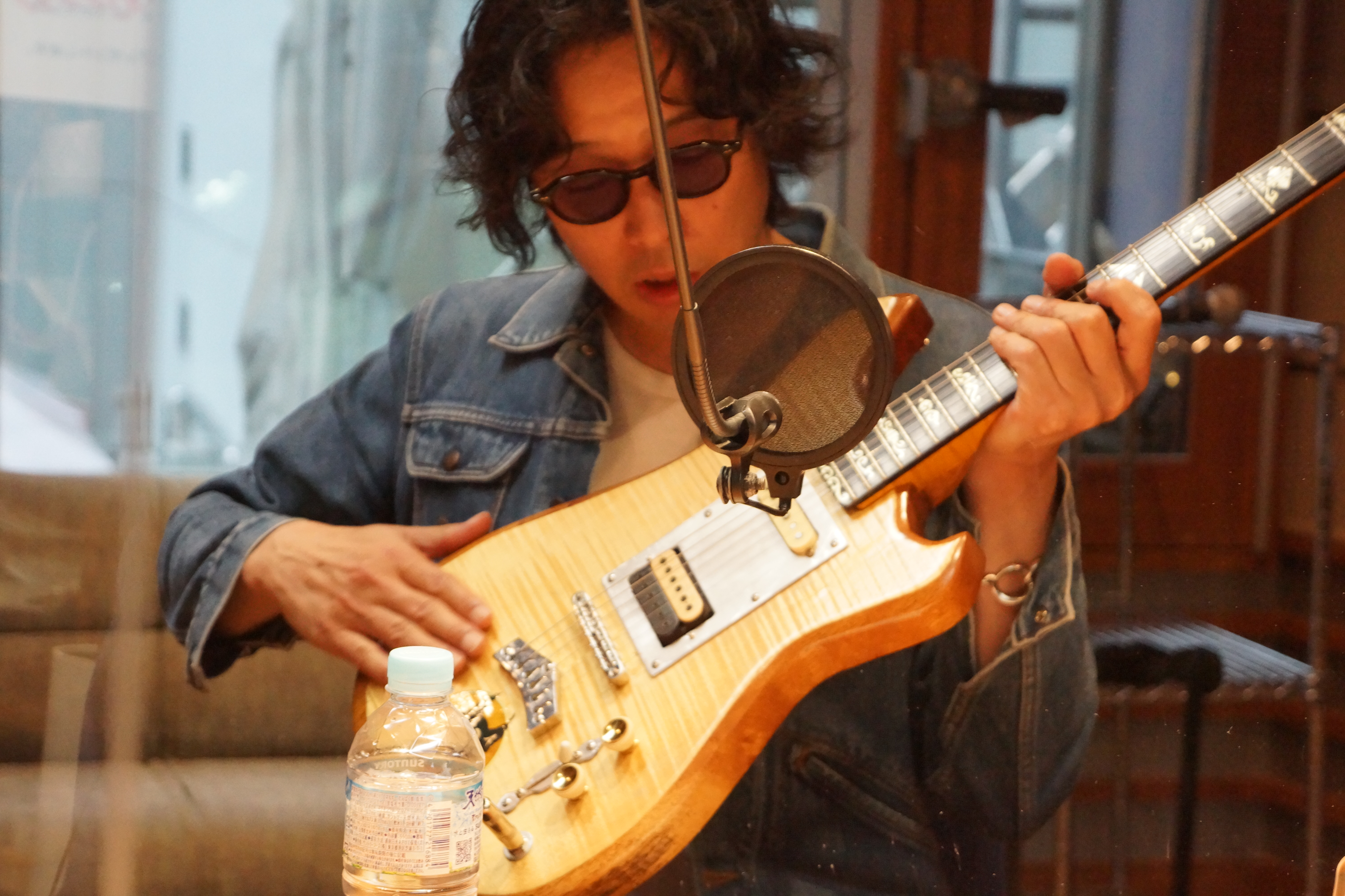 斉藤和義が自作ギターと共に登場 赤江さんはよく言えば天真爛漫 土屋さんは俺の中ではレオレオ